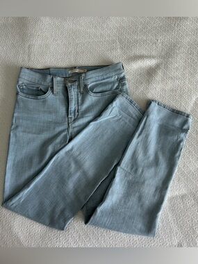 LEVIS 312 Shaping Slim Women’s Jeans - Size 27